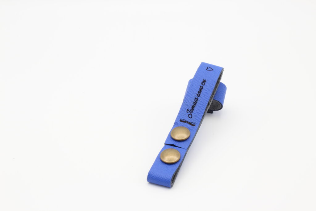 attache porte cles cuir vachette bleu jamais sans toi