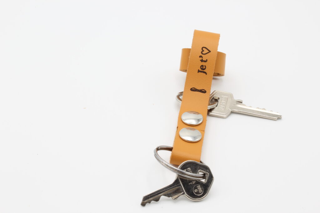 attache porte cles cuir vachette jaune safran je t'aime (2)