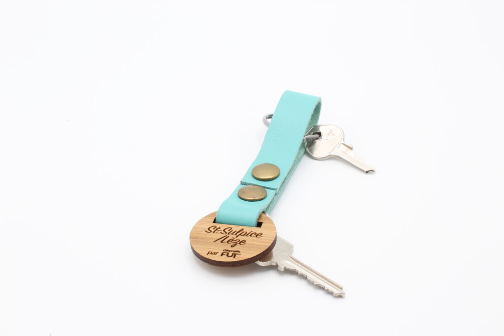 attache porte cles cuir vachette saint sulpice vert eau (2)