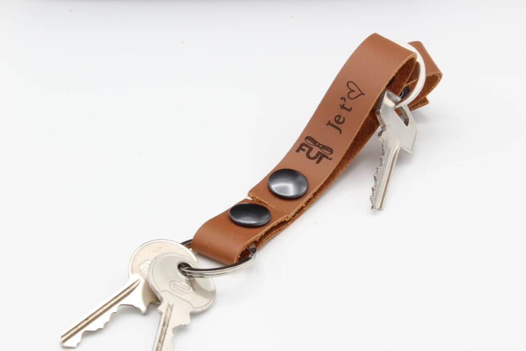 attaches porte clefs cuir vachette camel je t'aime