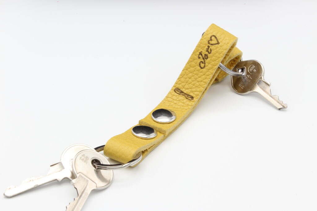 attaches porte cles cuir vachette jaune je t'aime (1)