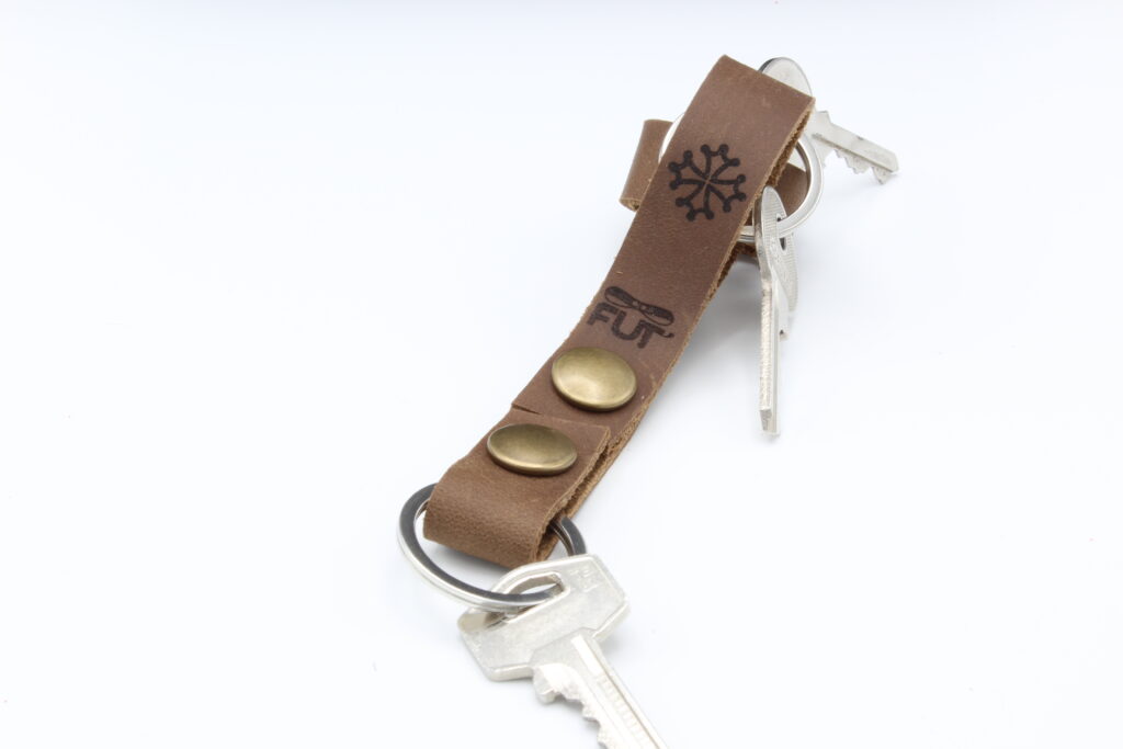 attaches porte cles cuir vachette marron croix occitane (3)