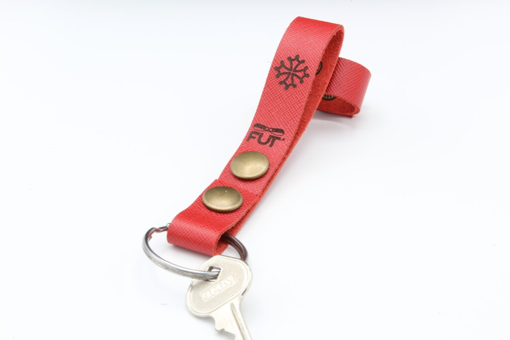 attaches porte cles cuir vachette rouge croix occitane