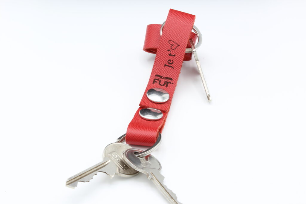 attaches porte cles cuir vachette rouge je t'aime (1)
