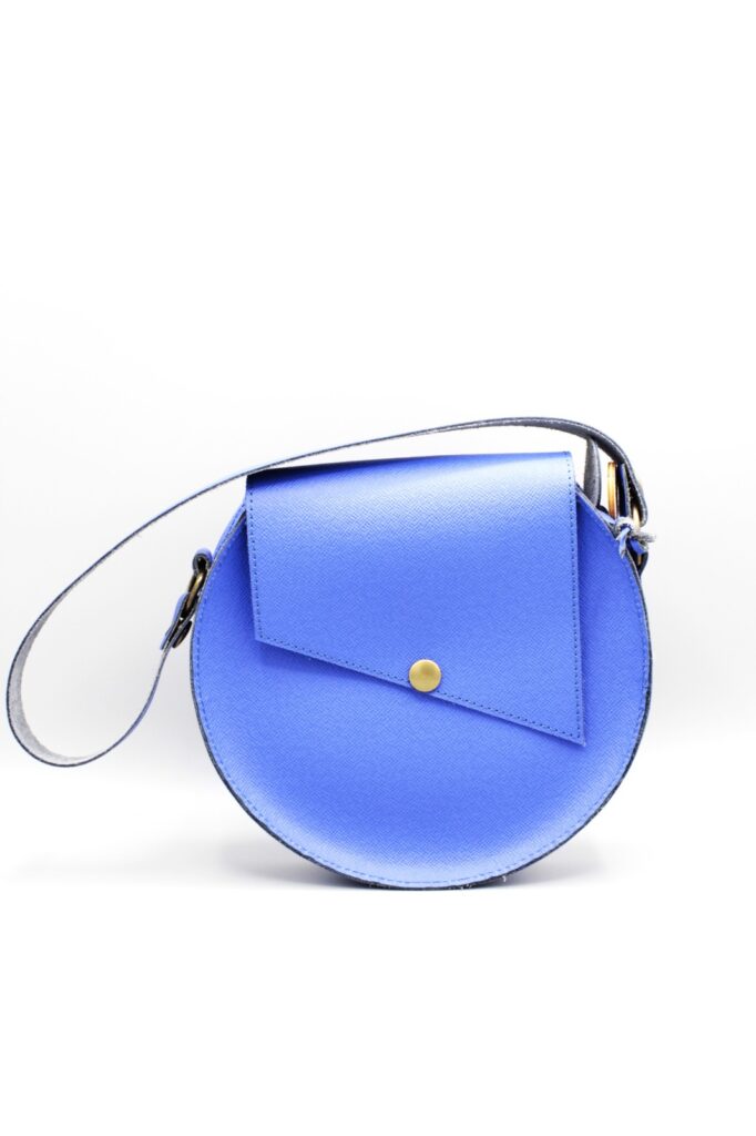 modèle signature sac rond en cuir vachette rond bleu Fut' avec rabat en biais
