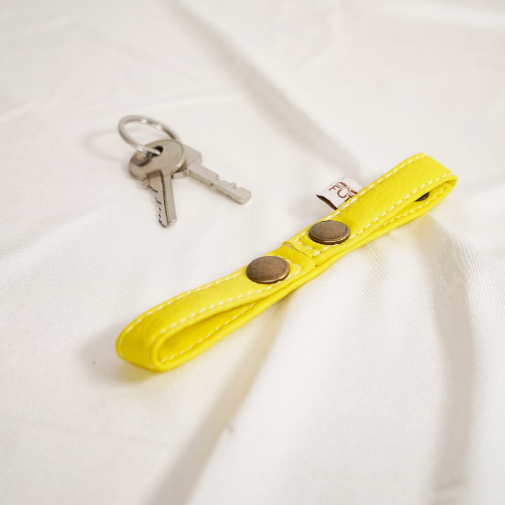 fut' simili cuir jaune.
